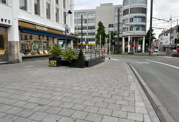 Breiter Bürgersteig am östlichen Neumarkt